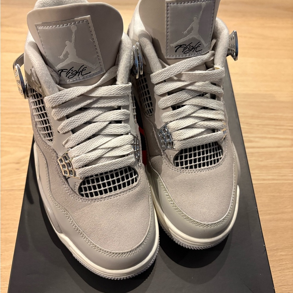 Jordan 4 frozen moments women’s 6/4.5 mens/youth